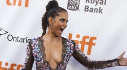 Halle Berry, décolleté da urlo a Toronto