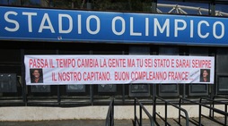 «Tanti auguri Francè»: striscione dei tifosi appeso all'Olimpico per Francesco Totti