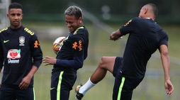 Brasile, Danilo prende a calci Neymar...scherzando