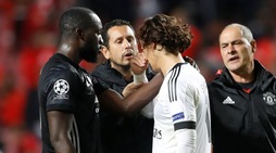 Lukaku consola il portiere 18enne del Benfica dopo la papera