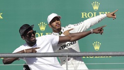Hamilton, che festa sul podio insieme a Bolt!
