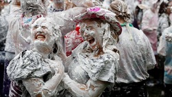 Scozia, al "St. Andrews" i nuovi studenti accolti da uno "schiuma party"