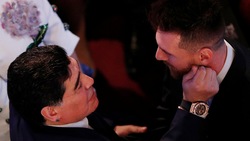 Maradona show a Londra, abbracci con Messi