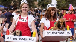 Halloween: cani e padroni sfilano a Long Beach