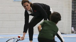 Kate Middleton scende in campo: in tuta per giocare a tennis con i bambini