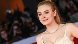 Dakota Fanning sfila in abito bianco alla Festa del Cinema