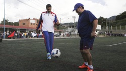 Maradona in campo con il presidente del Venezuela