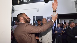 Higuain e Allegri scherzano alla mostra per i 120 anni della Juventus