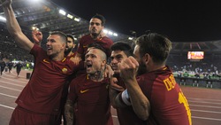 Roma, festa all'Olimpico: che abbraccio sotto la Sud!