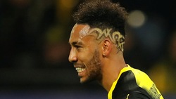 Aubameyang: il nuovo look porta fortuna... a metà