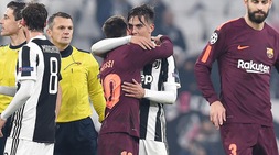 Juve-Barça, abbracci e sorrisi tra Messi e Dybala a fine partita