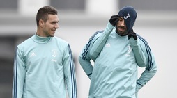 Juventus, allenamento sotto la pioggia: chi scherza con Khedira?