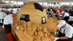 Kazan, distribuita ai tifosi una torta gigante a forma di pallone