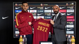 Roma, Manolas rinnova e posa con il numero 2022