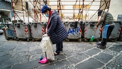 Napoli, a Forcella Marisa Laurito spazzina d'eccezione