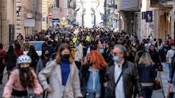 Giornata di sole a Roma, assembramenti in centro