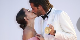 Venezia, Tamberi bacia la compagna sul red carpet: che eleganza!