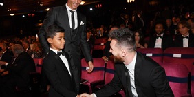 Il figlio di Cristiano Ronaldo stringe la mano al 'nemico' Messi