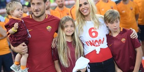 Totti, l'emozionante giro di campo con Ilary e i figli