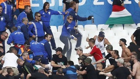 Euro 2016 Islanda-Ungheria, poliziotte coraggiose affrontano gli hooligan