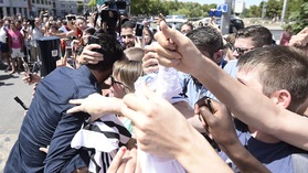 L'Italia lascia Montpellier: l'abbraccio dei tifosi a Buffon