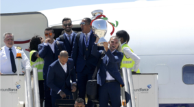 Il Portogallo scende dall'aereo con la Coppa