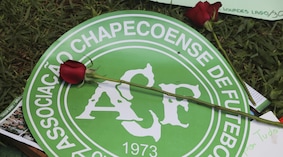 I tifosi della Chapecoense si radunano allo stadio dopo la tragedia