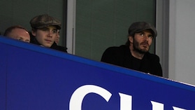 Beckham e il figlio Brooklyn, stesso look a Stamford Bridge