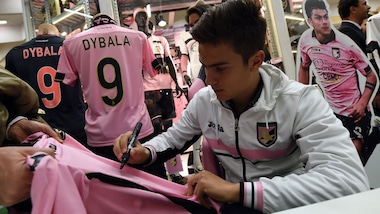 FOTO Palermo, tutti pazzi per Dybala: l'incontro con i tifosi