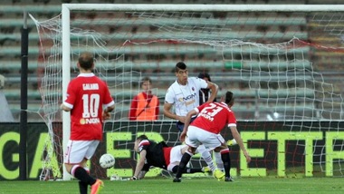 Bari, Caputo firma il pari: il Bologna chiude in nove