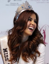 FOTO Miss Universo torna a casa: la bella Paulina è in Colombia