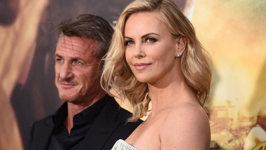 FOTO Charlize in abito bianco "abbaglia" tutti a Los Angeles