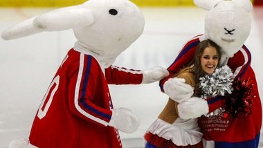 FOTO Hockey su ghiaccio: tra cheerleader e mascotte è vero amore!