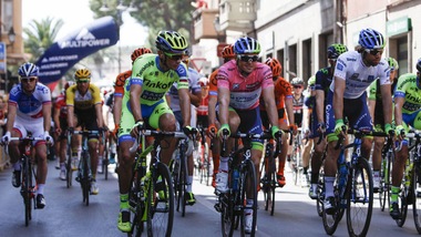 Viviani vince la 2ª tappa. Matthews maglia rosa