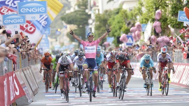 Giro d'Italia, terza tappa a Matthews: resta maglia rosa
