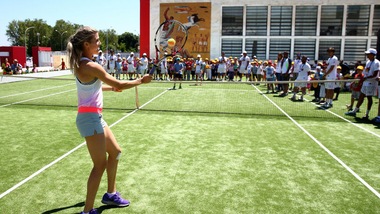 FOTO Eugenie Bouchard conquista i piccoli fan degli Internazionali