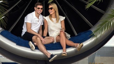 FOTO La bella Alex con Gerrard scalda i motori della British