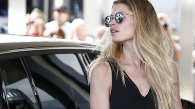 FOTO A Cannes arriva la sensuale Kroes: occhi solo per lei