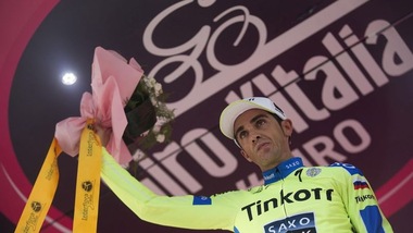 FOTO Giro d'Italia, Contador sul podio con il braccio immobilizzato
