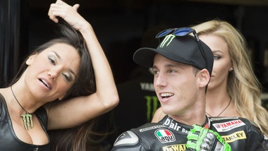 FOTO MotoGp Francia, Bradley Smith "beato tra le donne"