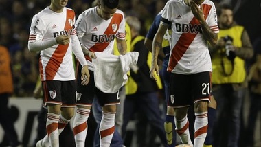 Coppa Libertadores, Boca-River sospesa: quattro giocatori finiscono in ospedale ustionati