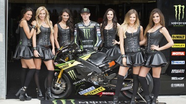 FOTO MotoGp Francia, Bradley Smith "beato tra le donne"
