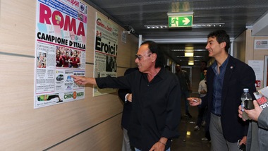 FOTO Venditti al Corriere dello Sport: targa e "firma" in prima pagina