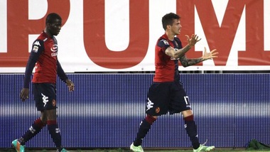 Cagliari, Farias-Cop con M'Poku alle spalle