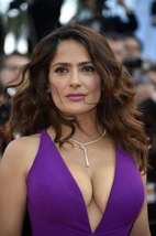 FOTO Salma Hayek, scollatura esagerata a Cannes