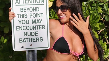 Claudia Romani in posa a Miami in attesa del futuro del Milan