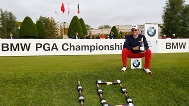 Golf, il mago Jimenez: è il re delle buche-in-uno