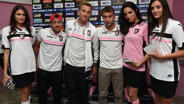 Palermo, apre il nuovo store: che belle le tifose rosanero!