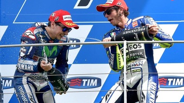 MotoGp Mugello: trionfa Lorenzo, bagno di folla sotto il podio