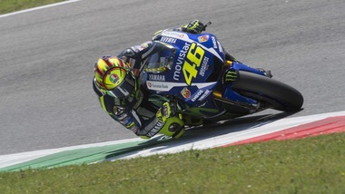 MotoGp: paura per Rossi, cade nei test al Mugello